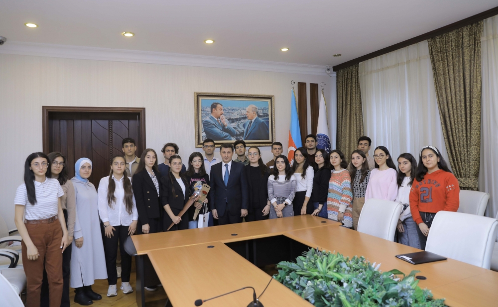 Rektor Gəray Gəraybəyli Prezident təqaüdçüsü olan tələbələrlə görüşüb