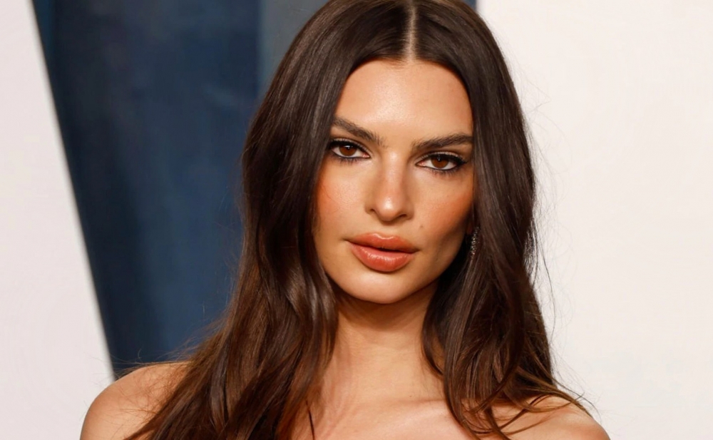 Boşanma ərəfəsində olan model yeni sevgilisi ilə dodaq-dodağa - Fotolar