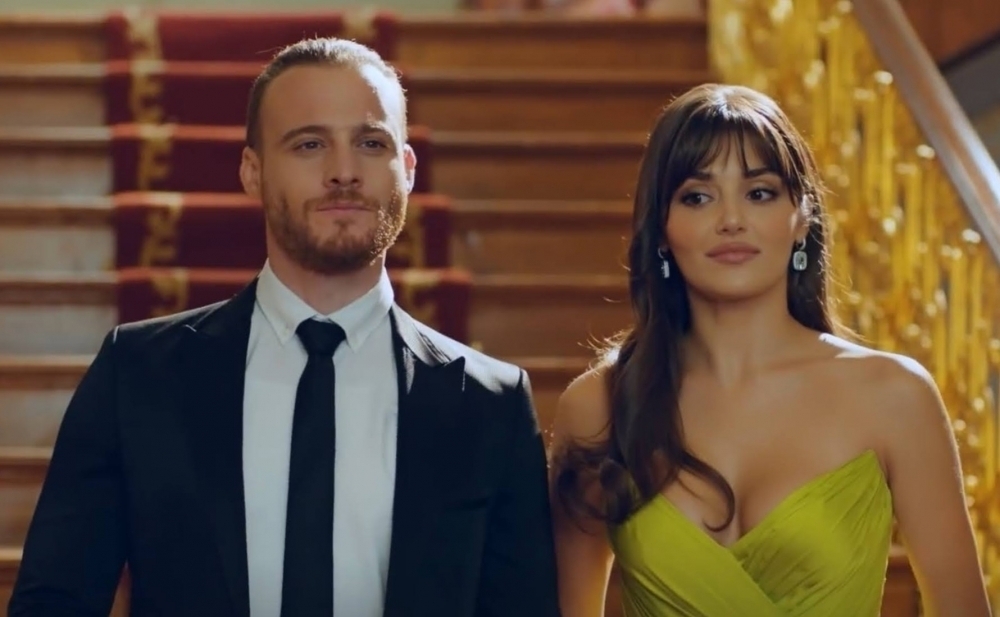Hande Erçellə Kərəm Bürsin aylar sonra - Video