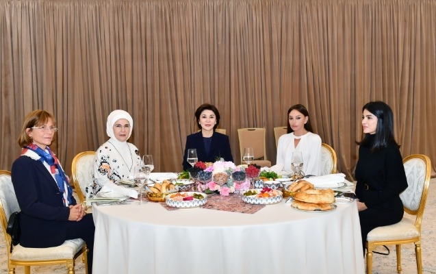 Mehriban Əliyeva Səmərqənddə naharda iştirak etdi - Fotolar