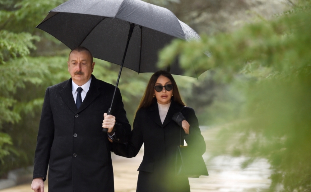 Prezidentlə xanımı Heydər Əliyevin məzarını ziyarət etdi - Fotolar