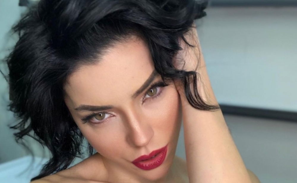 İçkili halda tanımadığı adamın masasına əyləşdi - Foto