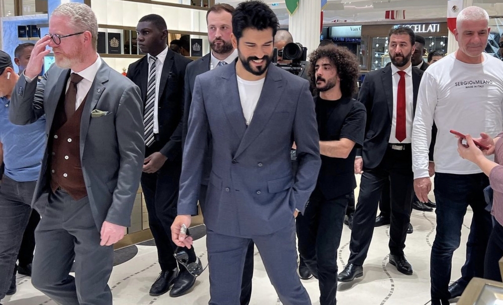 Burak Özçivit Qətərdə izdihamla qarşılandı - Video+Fotolar