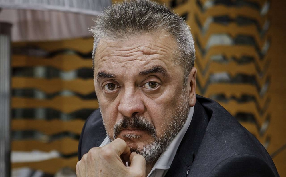 Sürücü məşhur aktyorun barmaqlarını sındırdı