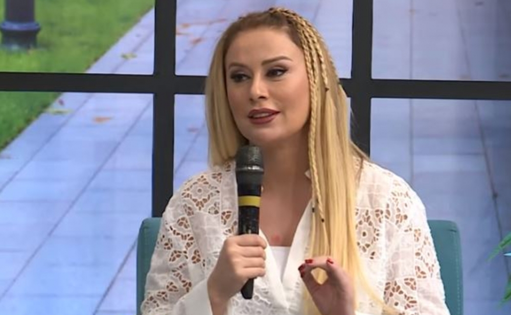 Roza Zərgərli prodüseri döyüb - Video