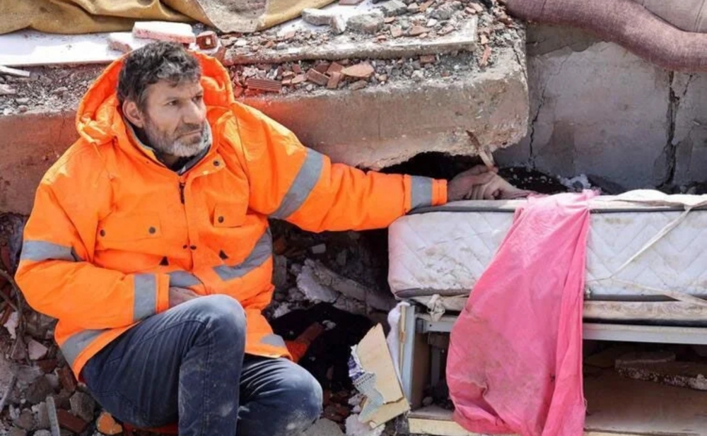 Dünya ölmüş qızının əlini buraxmayan atadan danışır - Fotolar