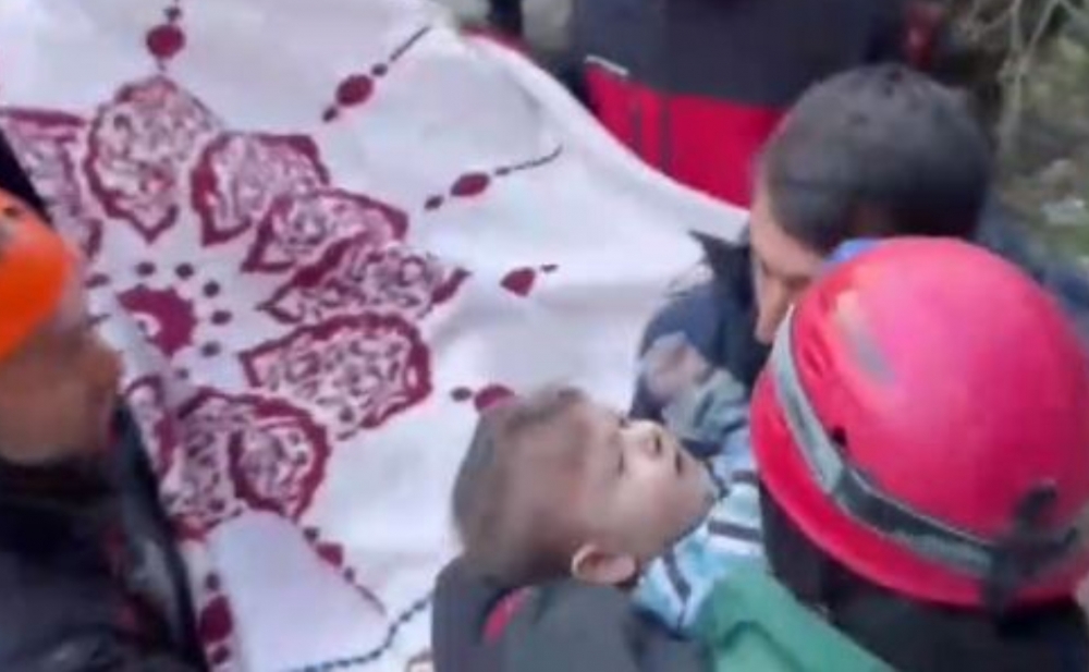 79 saat sonra xilas edilən 2 yaşlı uşaq - Video