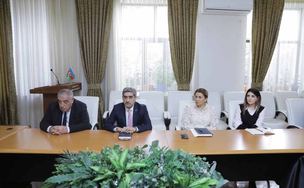 Magistrlara diplomlar təqdim olunub