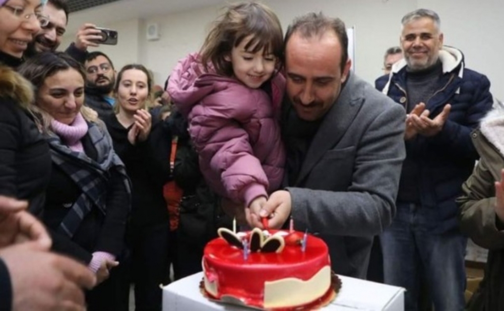 Dağıntıların altından çıxarılan 5 yaşlı Miraya ad günü sürprizi - Video