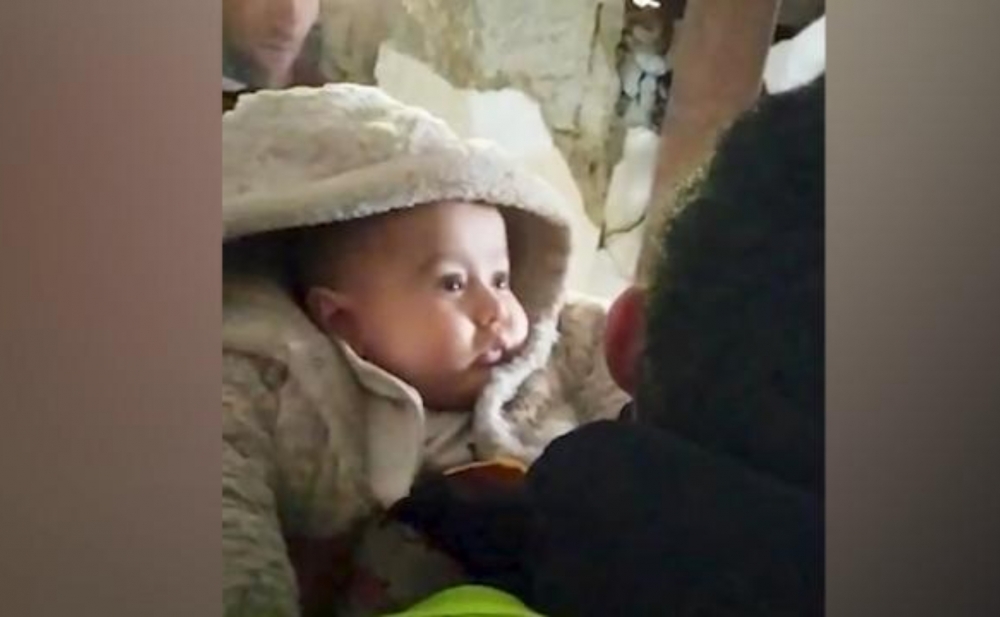 110 saat sonra xilas edilən ana və körpəsi - Video