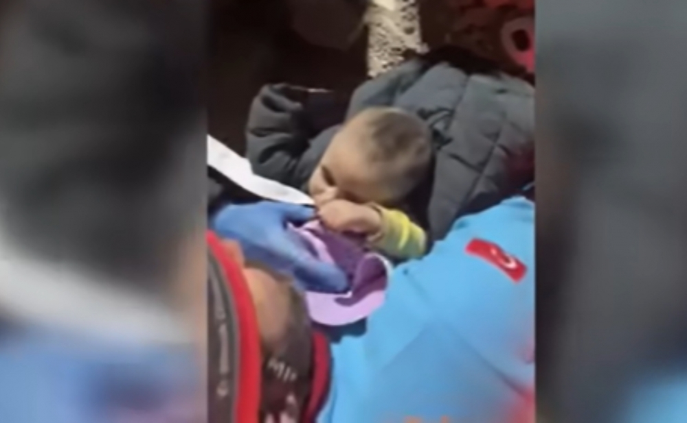 7 aylıq körpə 140 saat sonra xilas edildi  - Video