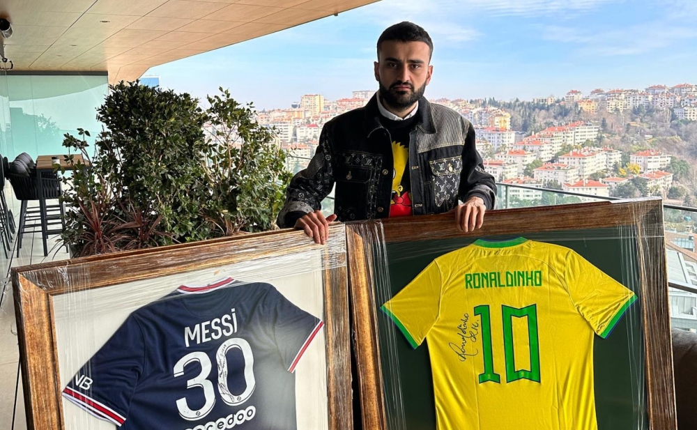 Ronaldinyo və Messinin imzaladığı formaları 1,2 milyona satdı
