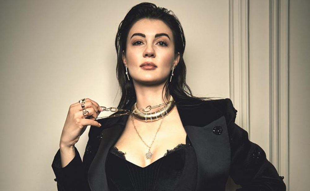 Burcu onunla eşq yaşayır - Foto