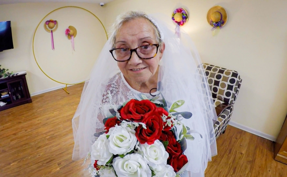 77 yaşlı qadın özünə ərə getdi - Fotolar