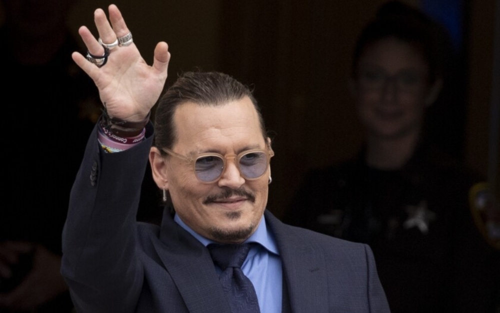 Conni Depp əsa ilə gəzərkən görüntüləndi - Foto