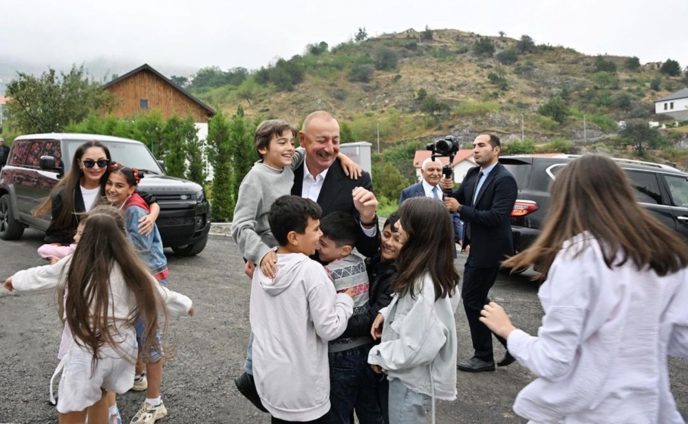 Mehriban Əliyeva Laçındakı bayram şənliyindən fotolar paylaşdı