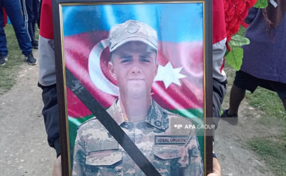 Dünən şəhid olan hərbçimizlə vida mərasimi keçirilir - Fotolar