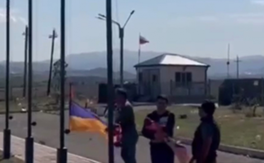 Xocalı aeroportundakı Ermənistan bayrağı endirildi - Video