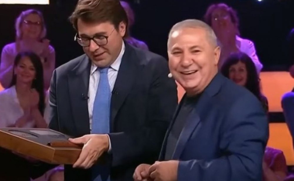 Əlixan Səmədov Malaxova balaban hədiyyə etdi - Video