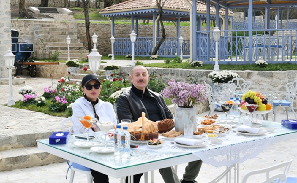 Prezident və xanımından səmimi - Fotolar