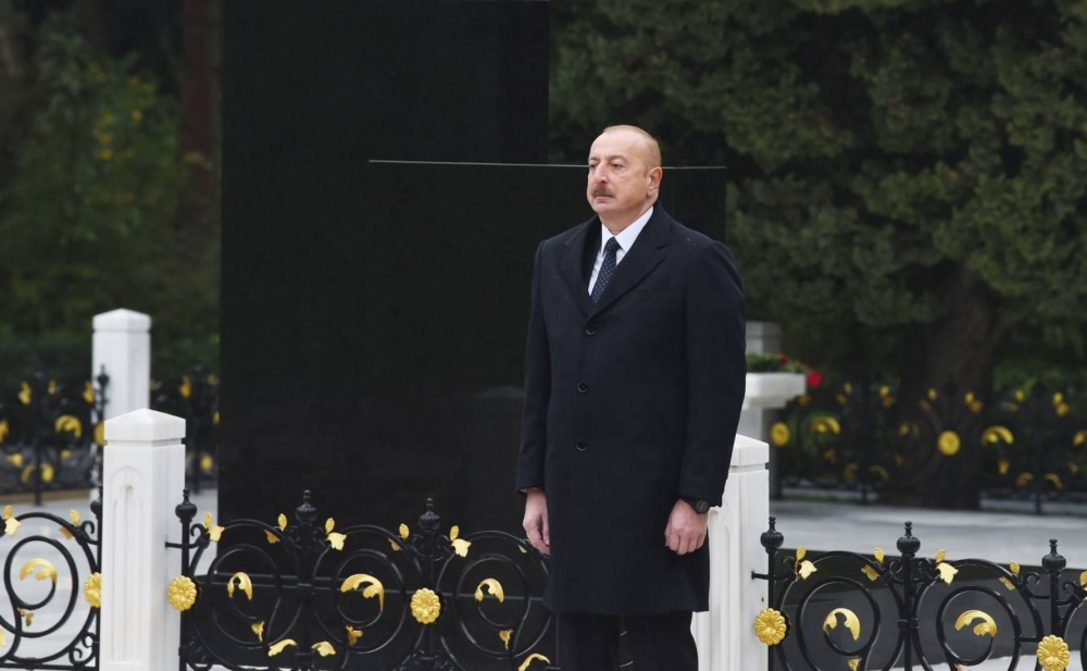 İlham Əliyev Heydər Əliyevin məzarını ziyarət etdi - Fotolar