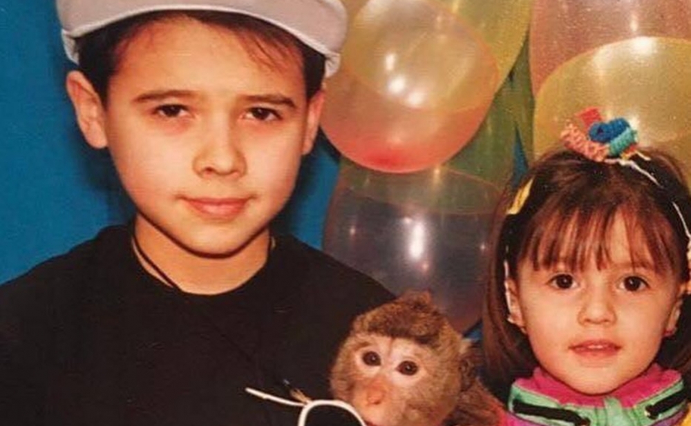 Emin bacısı ilə uşaqlıq fotosunu paylaşıb bunları yazdı