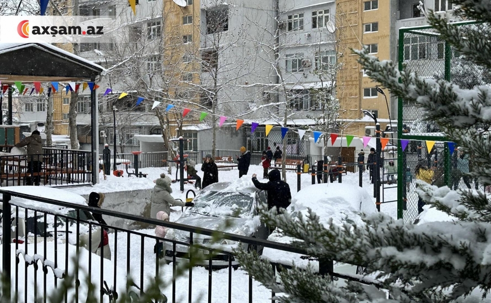 Bakıda uşaqların qar sevinci - Fotolar