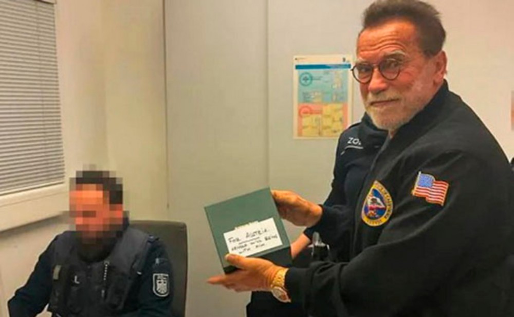 Şvartseneqqer hava limanında saxlanıldı