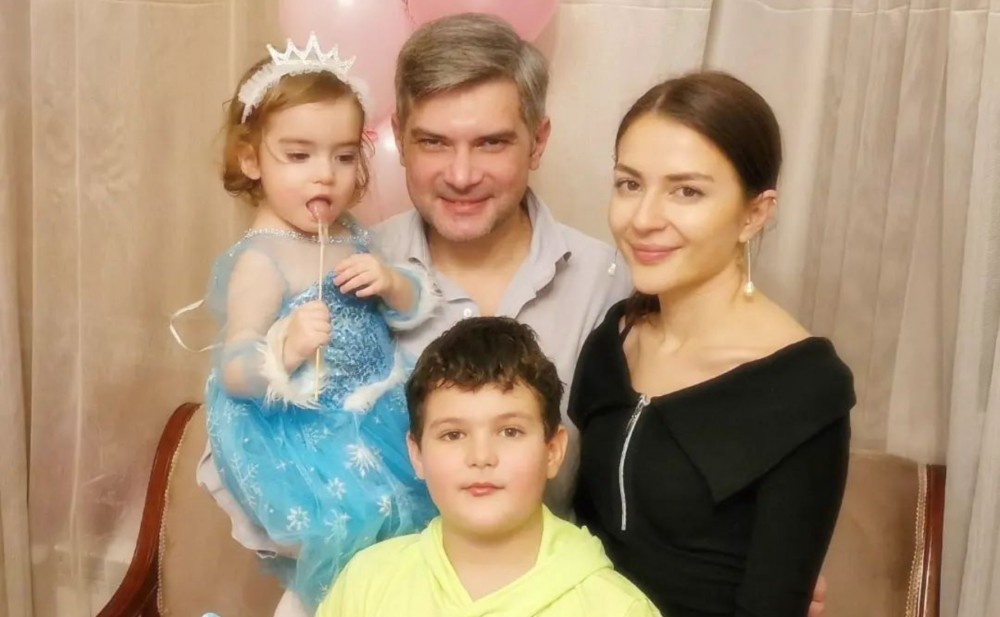 Emil Şahzadə ailəsi ilə fotosunu paylaşdı