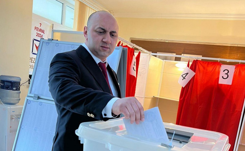 Anar Qəhrəmanov növbədənkənar prezident seçkilərində səs verib - Fotolar