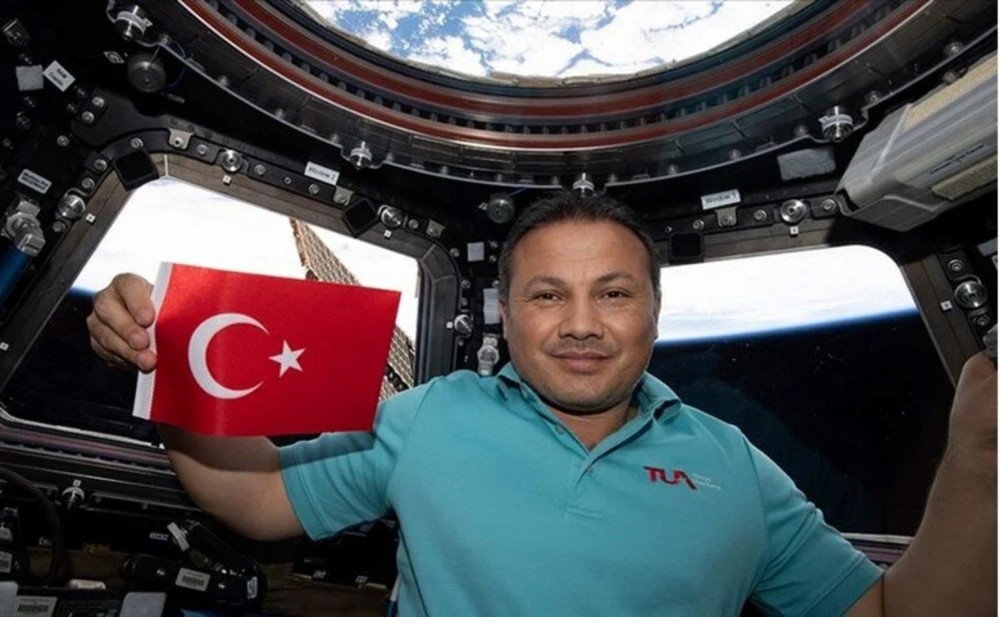İlk türkiyəli astronavt Yerə endi - Video