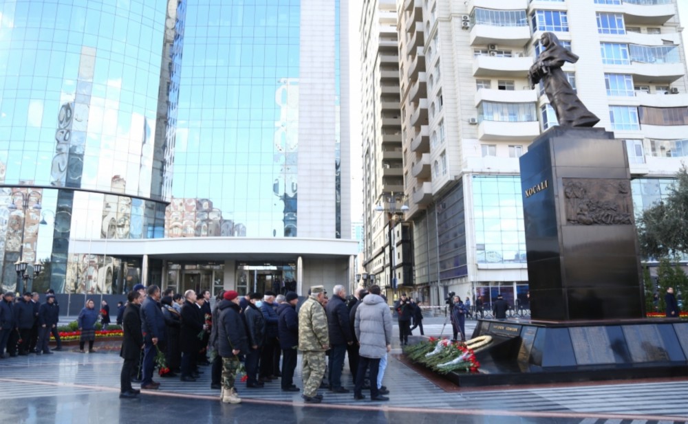 İnsanlar Xocalı abidəsini ziyarət edirlər - Fotolar