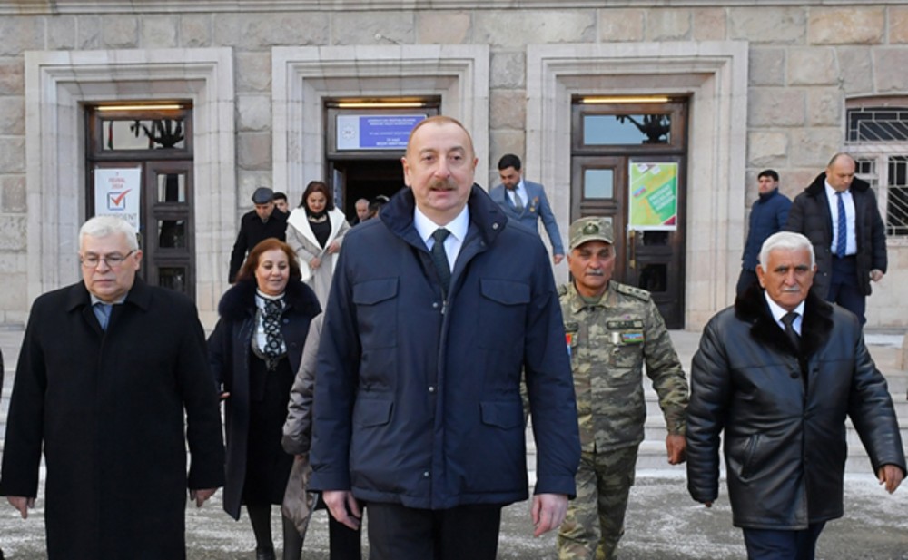 Prezident sakinlərlə Xankəndini gəzdi - Fotolar
