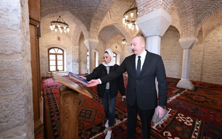 İlham Əliyev və xanımı Mamayı məscidinin açılışında - Fotolar