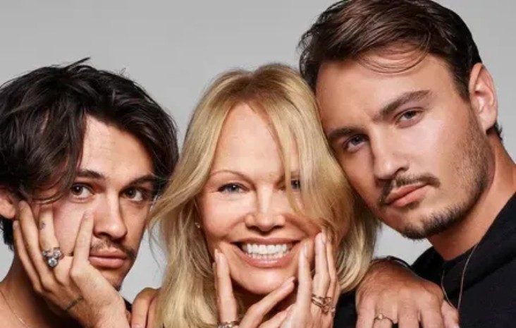 Pamela Anderson oğulları ilə obyektiv qarşısında