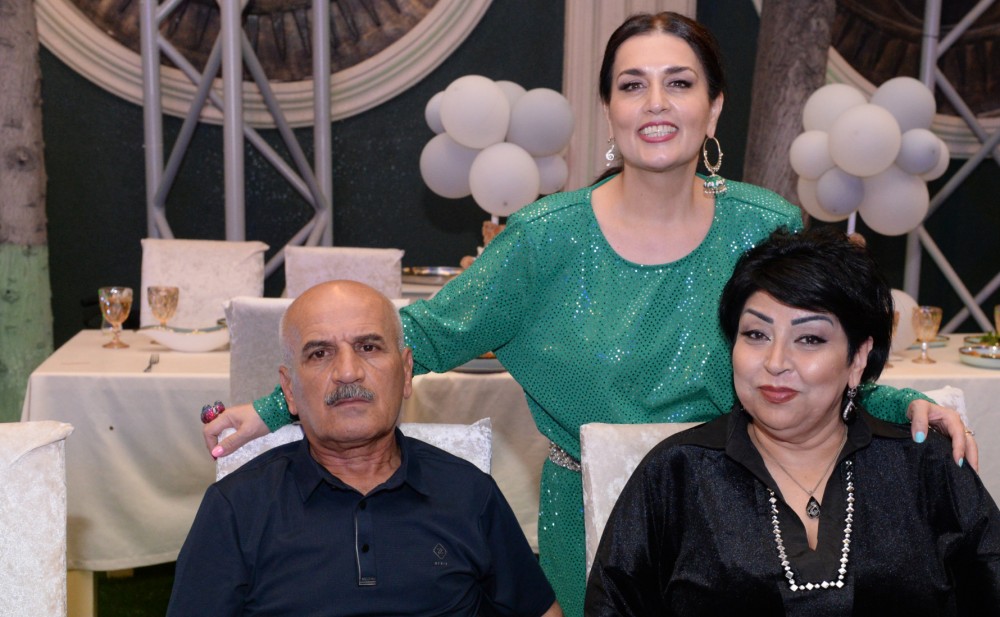 Elza Seyidcahan keçmiş həyat yoldaşı və baldızı ilə - Fotolar