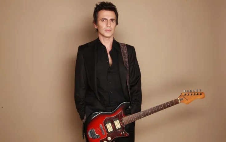 30 illik gitarasını satıb pulunu ianə etdi