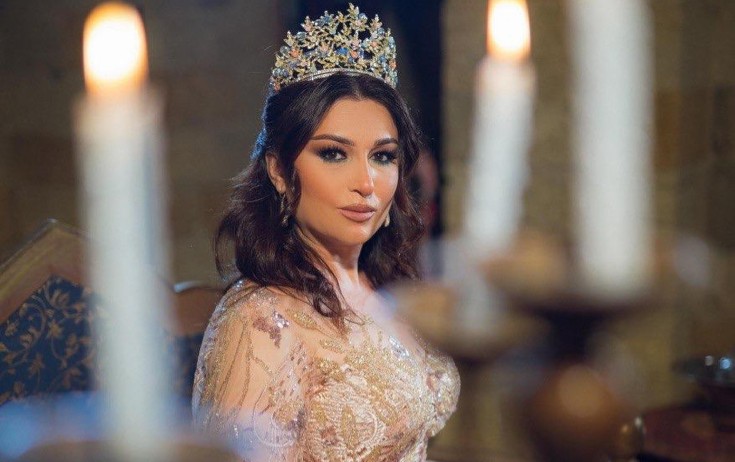 Dilarə Əliyeva başına tac taxıb fotosessiya etdirdi