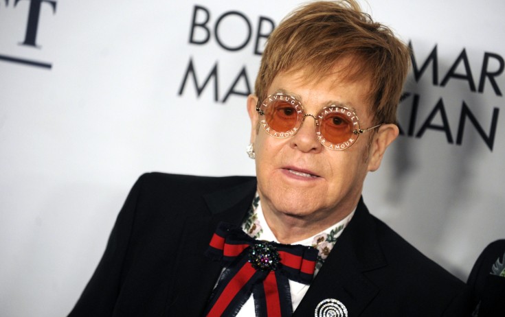 Elton Con qismən kor olduğunu açıqladı