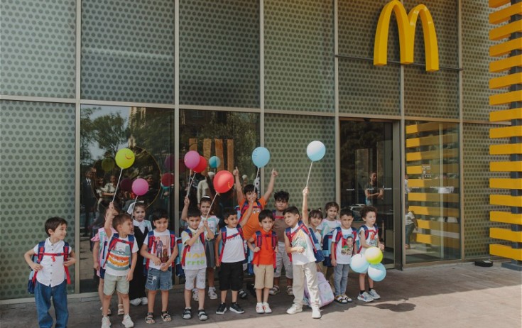 “McDonald’s Azərbaycan”dan şəhid ailələrindən olan birinci sinif şagirdlərinə hədiyyə - Fotolar
