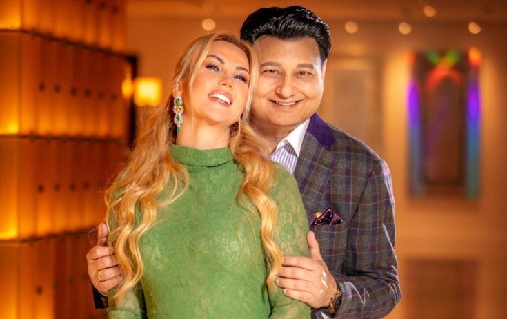 Pakistanlı milyarderdən boşanan müğənni yeni sevgili tapdı