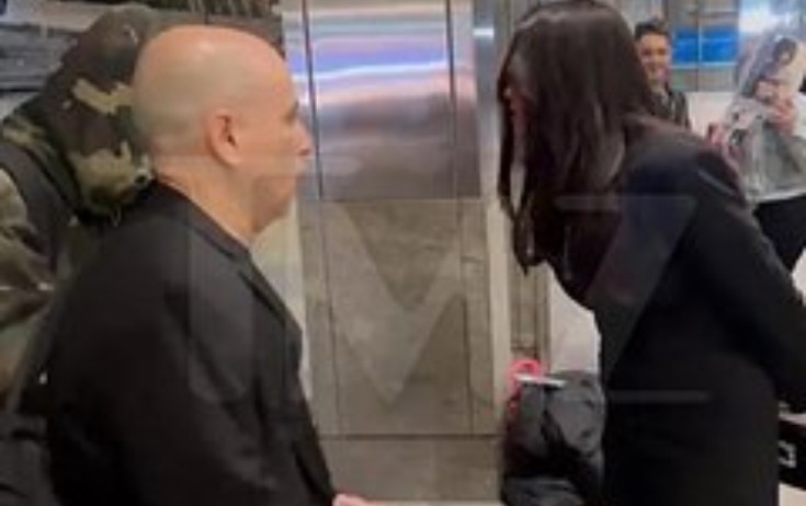Selena Qomez evsiz adama 20 dollar verdi, tənqid olundu