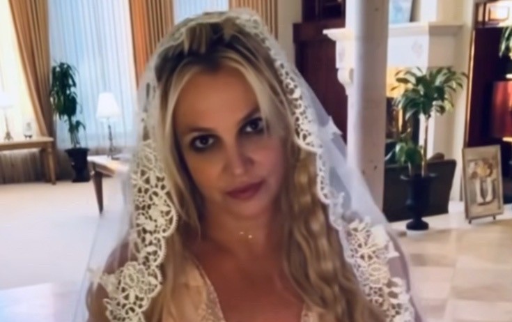 Britni özü ilə evləndi