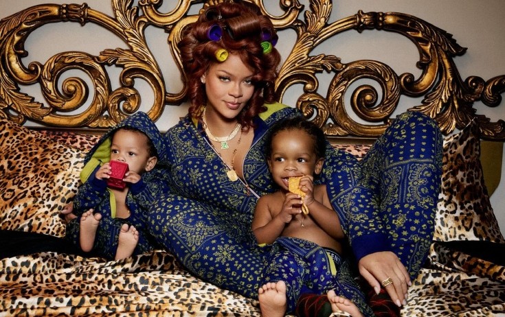 Rihanna oğulları ilə kamera qarşısında - Fotolar