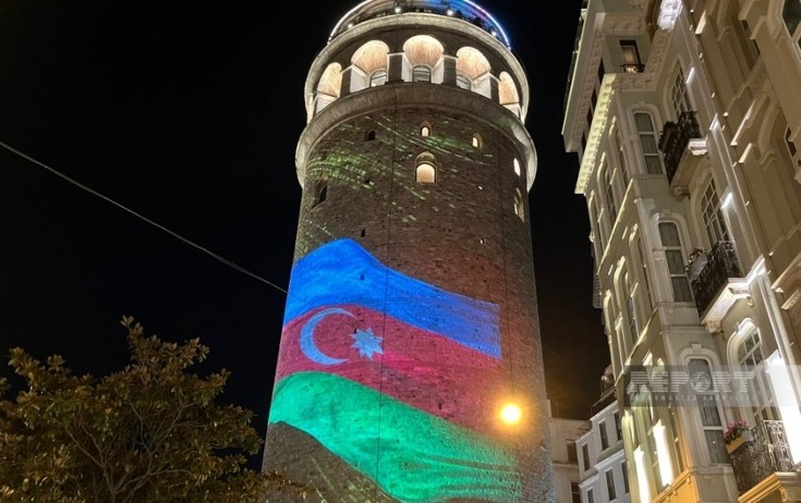 Azərbaycan bayrağı və xarıbülbül Qalata qülləsində - Fotolar