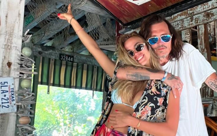 Conni Depp özündən 38 yaşı kiçik rus modellə evlənir? - Fotolar