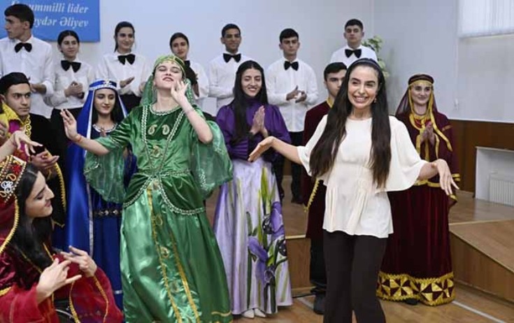 Leyla Əliyeva onlarla rəqs etdi - Fotolar