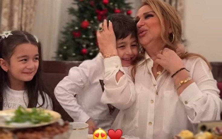 Mələkxanım Eyubova nəvələri ilə - Video