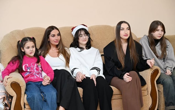 Prezidentin qızı və gəlini uşaqları ziyarət edib - Fotolar