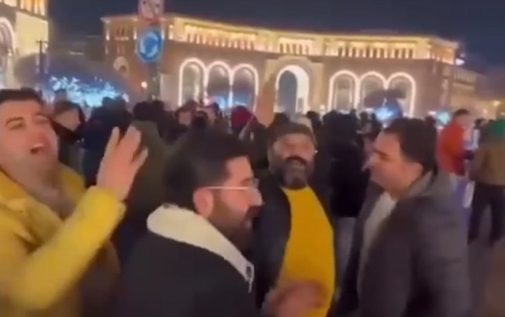 İrəvanın mərkəzində “Qarabağ” mahnısını oxudular - Video